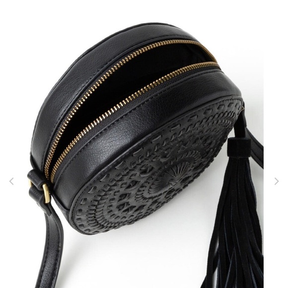 ⭐️ 3/$25 ⭐️ Black Round Whipstitch Crossbody - Picture 4 of 13